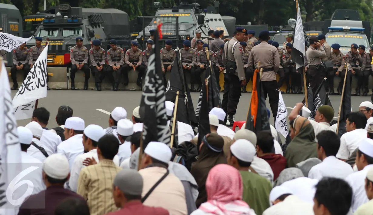 Sejumlah personel kepolisian dan mobil barakuda disiagakan di Jalan Merdeka Barat, Jakarta, Jumat (4/11). Aparat menjaga massa aksi damai 4 November yang bersiap menggelar salat Jumat di Merdeka Barat. (Liputan6.com/Faizal Fanani)