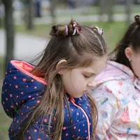 2 anak perempuan (dok. Unsplash.com/Evgeniy Alyoshin)