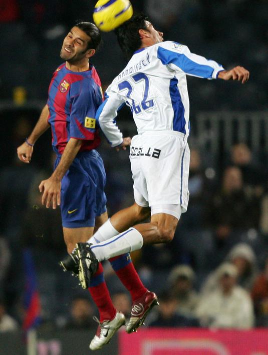 Bek Barcelona, Rafael Marquez, duel udara dengan pemain Malaga, Juan Rodriguez, pada laga La Liga di Camp Nou, Sabtu (4/12/2014). Eks bintang Barcelona ini mendapat sanksi dari Departemen Keuangan AS karena kasus narkoba. (AFP/Lluis Gene)