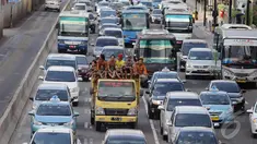 Ratusan kendaraan terjebak kemacetan saat melintasi Jl MH Thamrin, Jakarta, Kamis (18/12/2014). (Liputan6.com/Faizal Fanani)