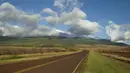 Sebuah jalan mengarah ke pegunungan Maui barat di Lahaina , Maui , Hawaii, Rabu (30/7/2015). Pegunungan di Maui juga menjadi tujuan wisata yang tak boleh ditinggalkan bila berkunjung kesana.  (REUTERS/Marco Garcia)