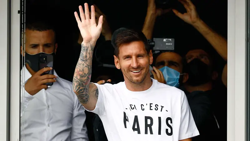 Foto: Lambaian Tangan dan Senyum Sumringah Lionel Messi Saat Tiba di Paris