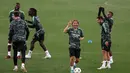 Gelandang Real Madrid, Luka Modric (tengah) bersama rekan setimnya mengikuti sesi latihan di kompleks latihan Ciudad Real Madrid di Valdebebas, pinggiran Madrid (13/9/2022). Real Madrid musim ini masih sempurna. Setelah memenangi Piala Super Eropa, Vinicius Junior dan kawan-kawan memenangi lima laga pertamanya di Liga Spanyol 2022/2023, plus melalui matchday 1 Grup F Liga Champions dengan apik. (AFP/Thomas Coex)