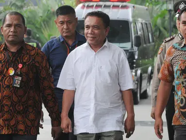 Gubernur Aceh Irwandi Yusuf dengan pengawalan petugas tiba di Gedung KPK, Jakarta, Rabu (4/7). Irwandi dibawa ke KPK untuk proses lebih lanjut setelah Operasi Tangkap Tangan (OTT) terhadap dua kepala daerah di Aceh Selasa malam. (Merdeka.com/Dwi Narwoko)