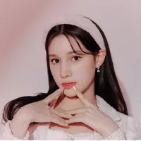 Huening Bahiyyih member girl grup Kep1er mengundang simpati warganet usai acara fansign yang diadakan pada 21 Januari 2022 karena tidak mendapat hadiah satu pun dari fans. Padahal, Bahiyyih yang dipuji memiliki pesona yang mirip dengan Barbie. Dan dijuluki “Barbie kehidupan nyata".(@kep1er.world)