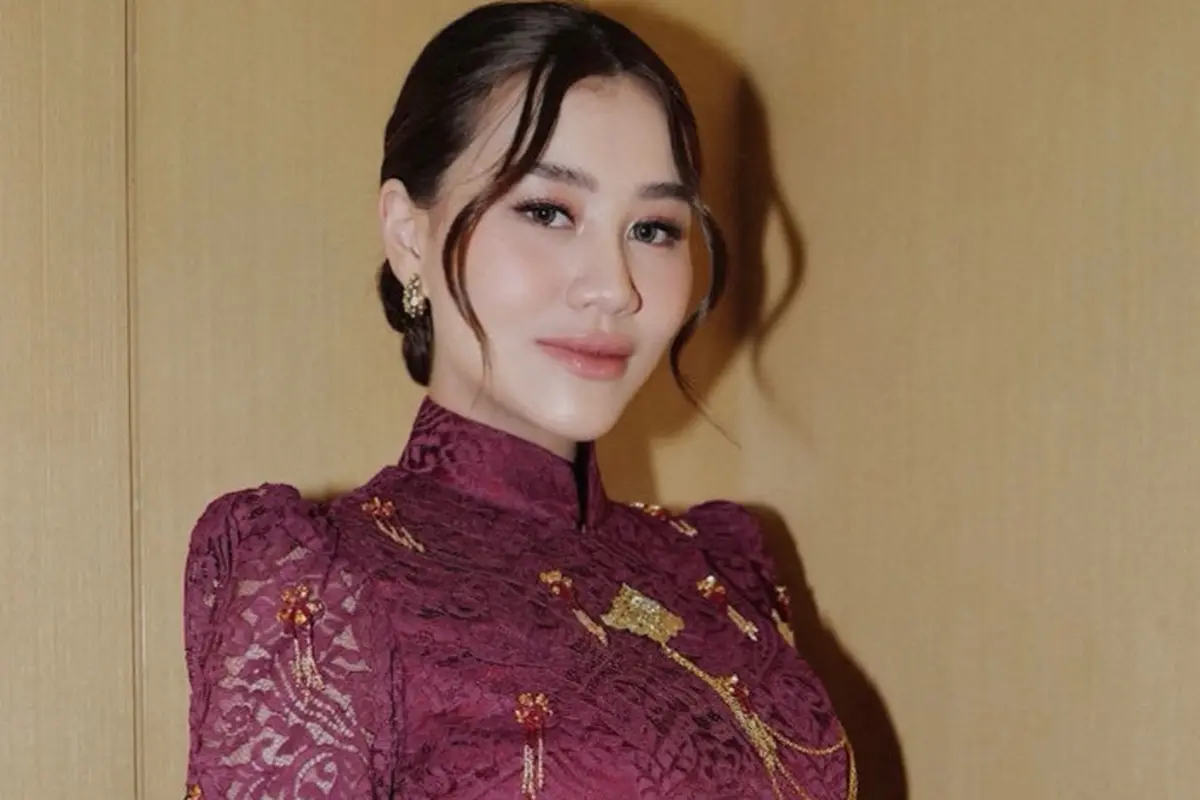 Tampilan Aaliyah Massaid Jadi Jeng Yah Versi Hamil saat Jadi Bridesmaid