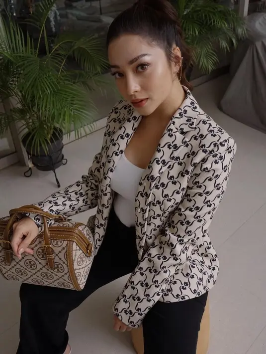 Bergaya monokrom dengan blazer motif geometris dan celana hitam (Foto: Instagram @nikitawillyofficial94)