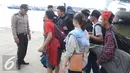 Anggota Polres Kepulauan Seribu melakukan razia kepada wisatawan di Kali Adem, Jakarta, Kamis (5/5). Dalam razia tersebut polisi berhasil menemukan minuman beralkohol. (Liputan6.com/Angga Yuniar) 