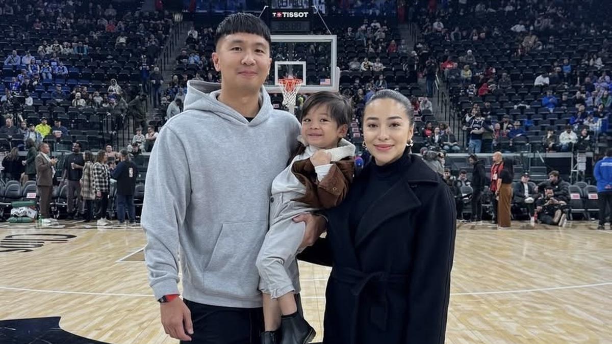 6 Potret Gaya Stunning dah Fresh Nikita Willy Nonton Basket di Amerika Setelah Dua Minggu Melahirkan