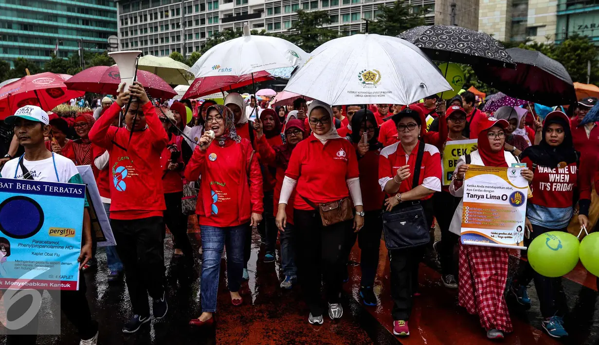Kampanye Gerakan Peduli Obat dan Pangan Aman di kawasan Car Free Day Bundaran HI mengajak masyarakat untuk tidak beli obat secara online dan waspada terhadap bahan berbahaya pada makanan, Jakarta, Minggu (13/11). (Liputan6.com/Faizal Fanani)