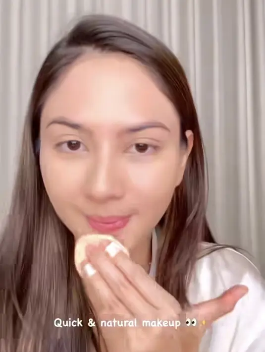 Dan tak lupa mengaplikasikan cushion di bawah dagu. Cushion yang dipilih pun sesuai dengan tone warna wajahnya.  [@jscmila]