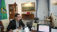 Gubernur Jabar Ridwan Kamil saat mengikuti video conference Rakor Perubahan Pengaturan WFO/WFO dalam Sektor Esensial dan Kritikal bersama Menteri Koordinator Bidang Kemaritiman dan Investasi di Gedung Pakuan, Kota Bandung, Rabu (7/7/2021). (Foto: Yogi P/Biro Adpim Jabar).