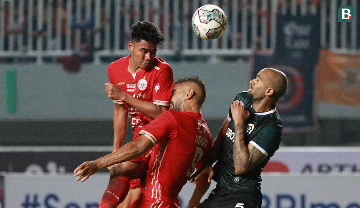 Pemain Persija Jakarta, Muhammad Ferarri, menyundul bola saat melawan Persikabo 1973 pada laga pekan keempat BRI Liga 1 2022/2023 di Stadion Pakansari, Kabupaten Bogor, Minggu (14/8/2022). (Bola.com/M Iqbal Ichsan)
