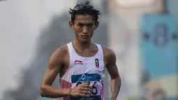 Pejalan cepat Indonesia, Hendro Yap, saat menyelesaikan lomba nomor jalan cepat 50 kilometer cabang atletik Asian Games XVIII di Senayan, Jakarta, Kamis (29/8/2018). Dirinya finish posisi kelima. (Bola.com/Vitalis Yogi Trisna)