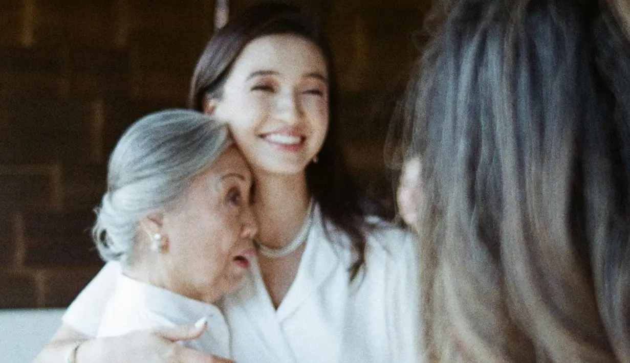 Senyumnya merekah saat sedang bersama sang nenek. Diketahui, wanita kelahiran Jakarta, 4 Maret 1985 ini merupakan putri dari konglomerat asal Medan. Tak heran jika, potretnya tampak seperti keluarga crazy rich. (Liputan6.com/IG/@ralineshah)
