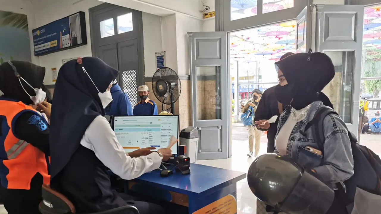 Proses pemeriksaan tiket penumpang di Stasiun Jember sembelum masuk kereta api (Istimewa)