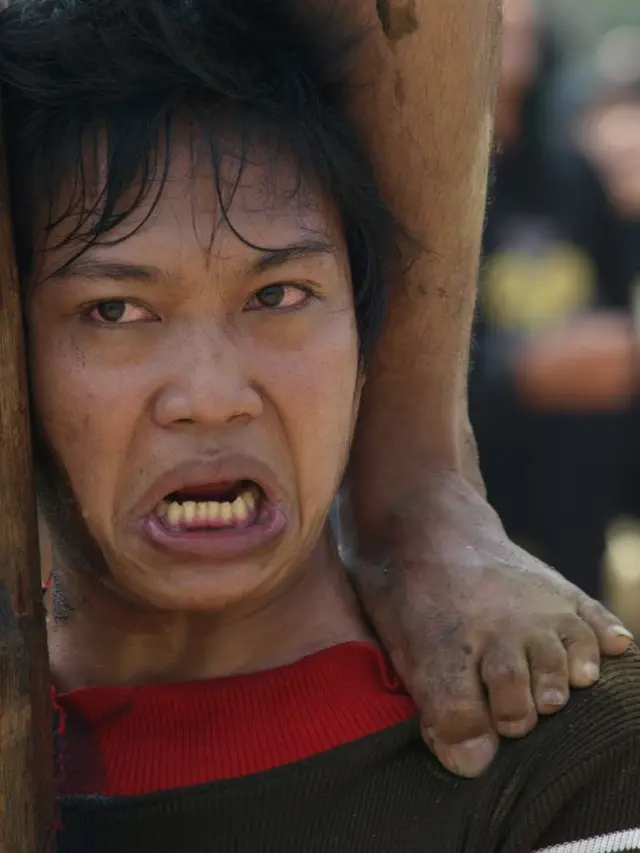 7 Meme Kocak Lomba Panjat Pinang, Ekspresi Pesertanya Bikin Kasihan