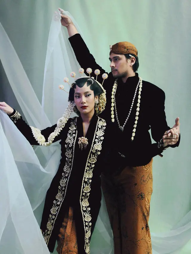 7 Potret Post Wedding Tara Basro dan Daniel Adnan, Kental Nuansa Adat