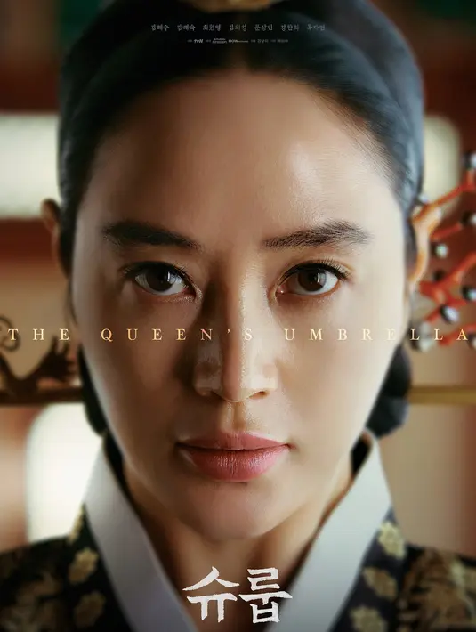 <p>Kim Hye Soo berperan sebagai Ratu Hwaryeong dalam The Queen's Umbrella. (Foto: tvN via Soompi)</p>