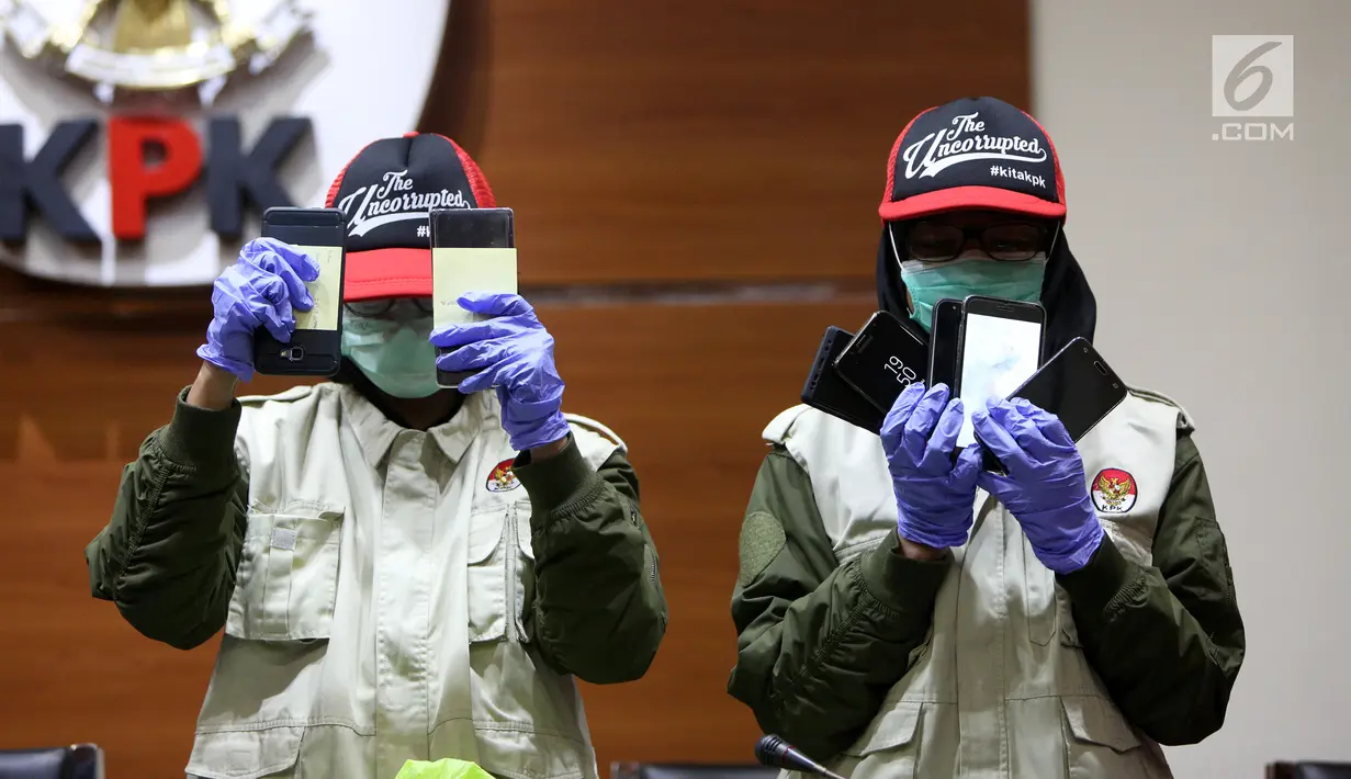 Penyidik menunjukkan barang bukti alat komunikasi saat operasi tangkap tangan (OTT) Kalapas Sukamiskin di Gedung KPK, Jakarta, Sabtu (21/7).