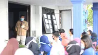 Wali Kota Manado GS Vicky Lumentut saat berbicara di depan puluhan mama di Manado.