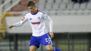 Bek muda Hajduk Split, Branimir Mlacic, masuk daftar incaran Barcelona dan Real Madrid. (dok. Instagram Branimir Mlacic)