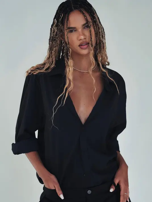 Juliana Nalu dengan rambut kepang ombrenya dalam outfit kemeja dan celana hitam. (IG @juliananalu)