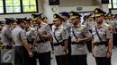 Kapolri Jend. (Pol.) Badrodin Haiti memberikan tongkat komando kepada Kapolda Metro Jaya yang baru, Irjen Moechgiyarto saat sertijab Kapolda di Rupatama, Mabes Polri, Jakarta, (21/3). Moechgiyarto  mengantikan Tito Karnavian. (Liputan6.com/Fery Pradolo)