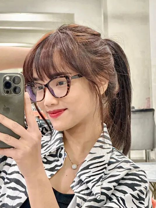 Mirror selfie Fuji mengenakan kacamata. Riasan wajah natural dengan warna lipstik merah membuat wajahnya tampak segar dan cantik memesona. Foto: Instagram.