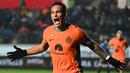 Penyerang Inter Milan #10 Lautaro Martinez merayakan gol kedua timnya yang dicetak ke gawang Atalanta pada giornata ke-11 Serie A 2023/2024 di Gewiss Stadium, Bergamo, Italia, Minggu (5/11/2023) dini hari WIB. (Isabella BONOTTO / AFP)