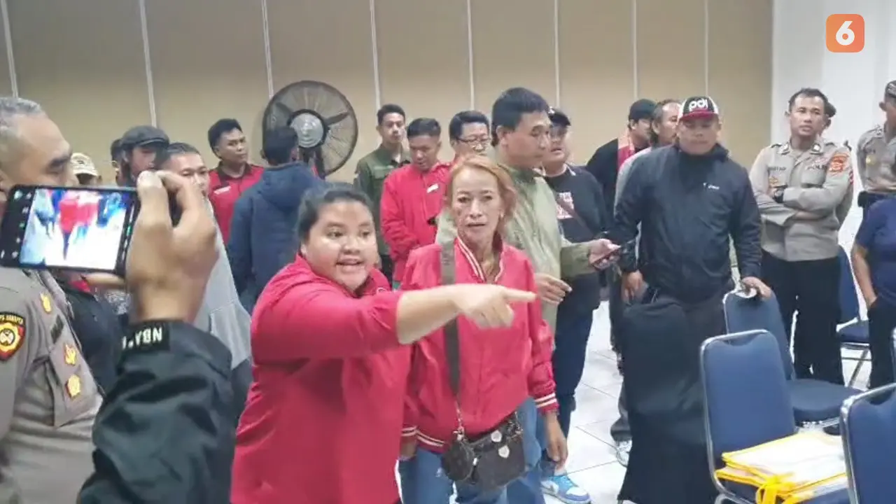 Aksi protes para saksi partai politik peserta pemilu di sidang pleno KPU Kota Sukabumi, (Liputan6.com/Fira Syahrin).