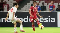 Pemain timnas Indonesia U-22, Mohammad Haykal Alhafiz (kanan), mendapatkan penjagaan ketat dari pemain timnas Lebanon U-22, Mohamed Mahdi Sabbah dalam pertandingan uji coba yang berlangsung di Stadion Utama Gelora Bung Karno (SUGBK), Jakarta, Jumat (14/4/2023). (Bola.com/Abdul Aziz)