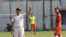 Pelatih Persija Jakarta, Paulo Camargo, memaparkan strategi kepada anak asuhnya menjelang laga pembuka Torabika Soccer Championship 2016 di Lapangan Villa 2000, Pamulang, Senin (25/4/2016). (Bola.com/Nicklas Hanoatubun)