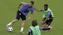 Gaya Cristiano Ronaldo (kiri) berusaha melewati Danilo dan Luca Modric pada sesi latihan jelang final Liga Champions melawan Juventus di Millennium Stadium, Cardiff, Wales, (2/6/2017). (AP/Alastair Grant)