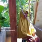 Seorang nenek mandi lumpur di TikTok disebut sedang ngemis online. (TikTok/intan_komalasari92 via Merdeka.com)