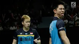 Pasangan Indonesia, Kevin Sanjaya/Marcus Gideon saat menghadapi wakil Jerman, Mark Lamsfuss/Marvin Seidel pada Indonesia Masters 2019 di Istora Senayan, Jakarta, Rabu (23/1). Kevin / Marcus lolos ke 16 besar, 21-13, 19-21, 21-15. (Bola.com/M Iqbal Ichsan)
