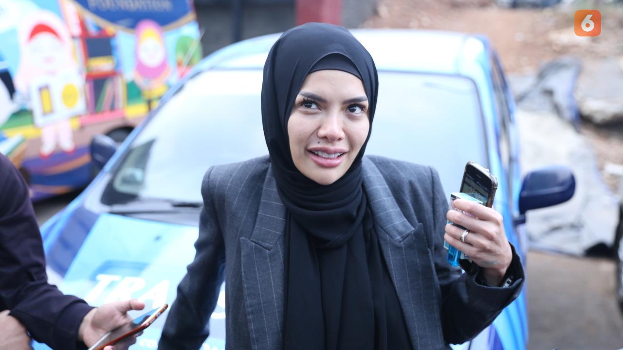 [Bintang] Nikita Mirzani Berhijab