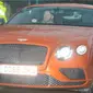 Wayne Rooney, striker Manchester United (MU), kembali menambah koleksi mobilnya. Kali ini, ia membeli satu unit Bentley GT oranye. 