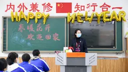 Para murid mengikuti kelas di Sekolah Menengah Pertama No. 87 di Changchun, Provinsi Jilin, China timur laut, (20/4/2020). Lebih dari 56.000 pelajar tahun akhir sekolah menengah pertama di Changchun kembali masuk sekolah pada Senin (20/4). (Xinhua/Yan Linyun)