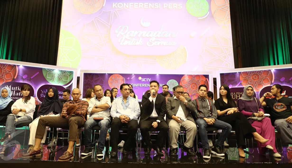 Deputy Director Programming SCTV, David Suwarto bersama sejumlah artis pendukung saat menggelar konferensi pers terkait program istimewa SCTV untuk Bulan Ramadan di SCTV Tower, Jakarta, Selasa (9/5). (Liputan6.com/Herman Zakharia)