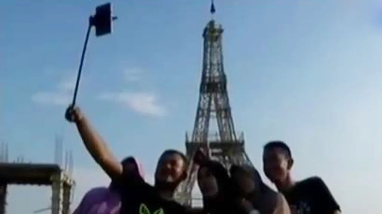 VIDEO: Keren, Menara Eiffel Berbahan Bambu di Tasikmalaya