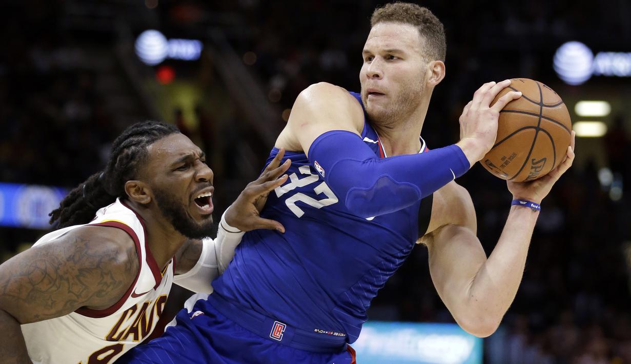 Aksi pemain Clippers, Blake Griffin kawalan pemain Cavaliers, Jae Crowder pada laga NBA basketball game di Quicken Loans Arena, Cleveland, (18/11/2017), Cavs menang 118-113. (AP/Tony Dejak)