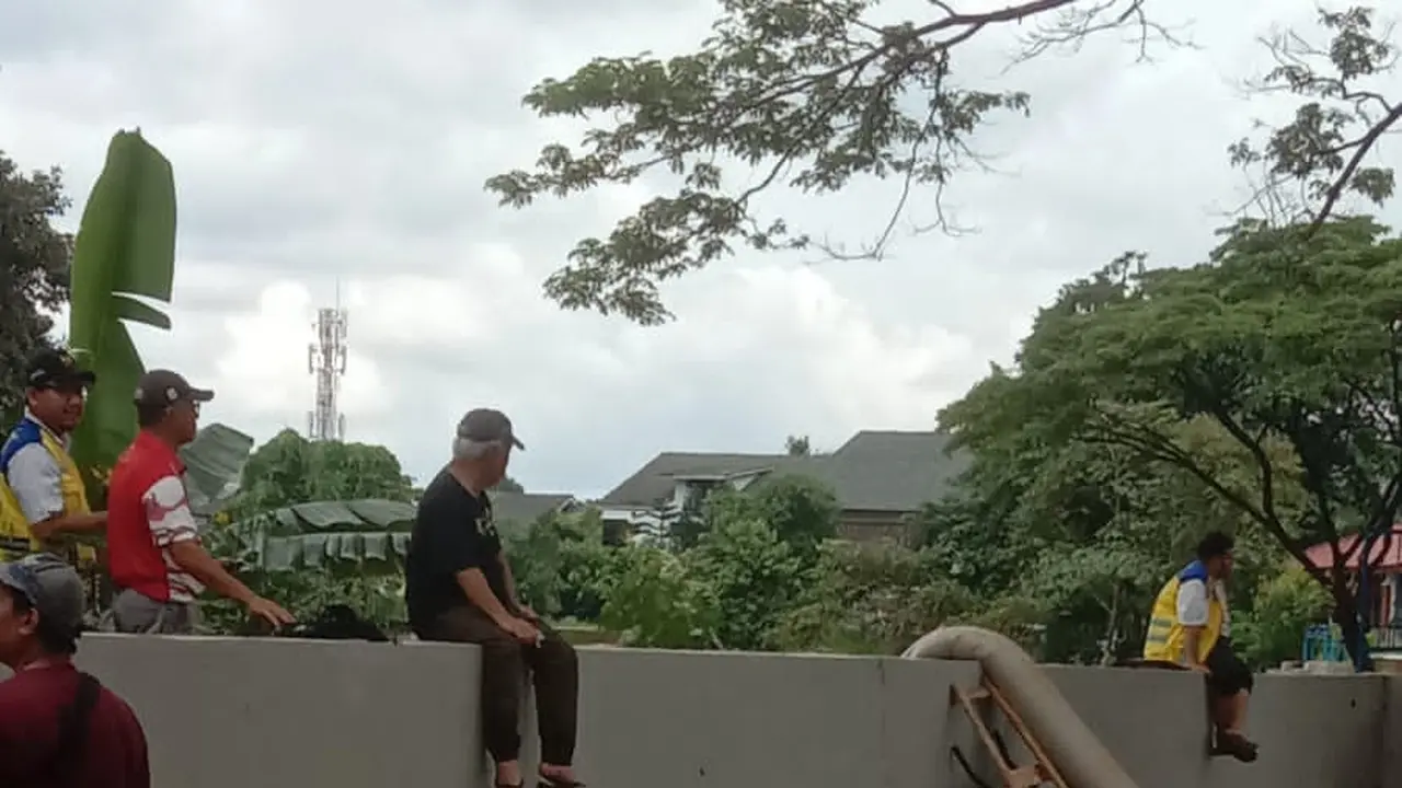 Banjir hebat yang melanda Bekasi, Jawa Barat juga melanda rumah mantan Menteri Pekerjaan Umum dan Perumahan Rakyat (PUPR), Basuki Hadimuljono.