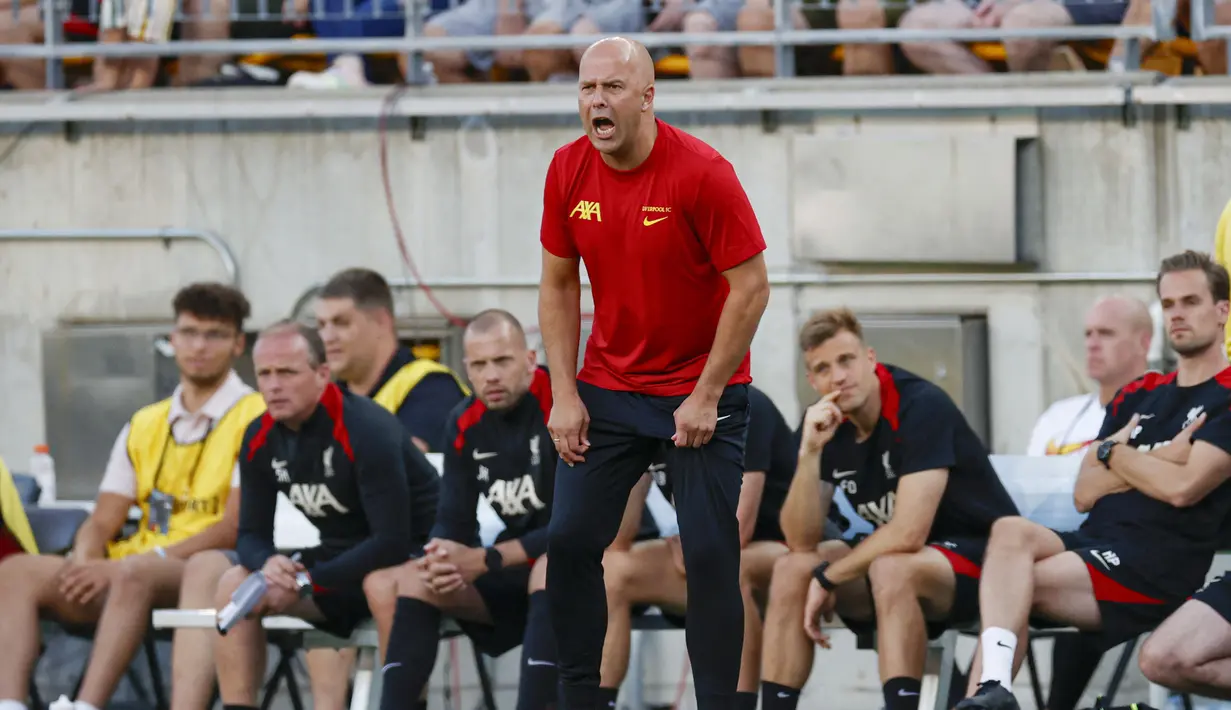 Taktik pelatih anyar, Arne Slot, membawa Liverpool tampil dominan sejak menit awal. Skuad Si Merah mencatatkan 62,7 persen penguasaan bola, berbanding 37,3 persen milik Real Betis. (AFP/Kamil Krzaczynski)