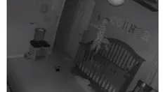 Para netizen menganggap bayi ini kerasukan karena bisa menyeimbangkan diri di pinggir ranjang sambil menangis histeris.