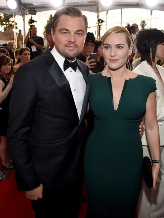 Acara makan malam tersebut ternyata diadakan Leonardo untuk penggalangan dana juga. Sebagai sahabat karib, tentunya Leonardo menyertakan Kate Winslet untuk hadir di dalamnya. (AFP/Larry Busacca)