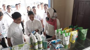 Menteri BUMN Rini Soemarno meninjau Rice Miling Unit (RMU) atau tempat penggilingan padi di Kecamatan Rawamerta, Karawang. Dok BUMN