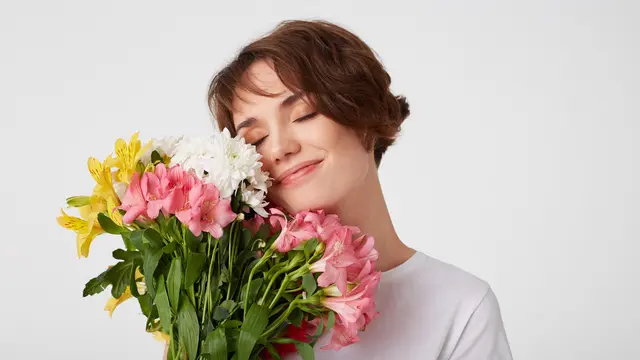 menghirup wangi bunga