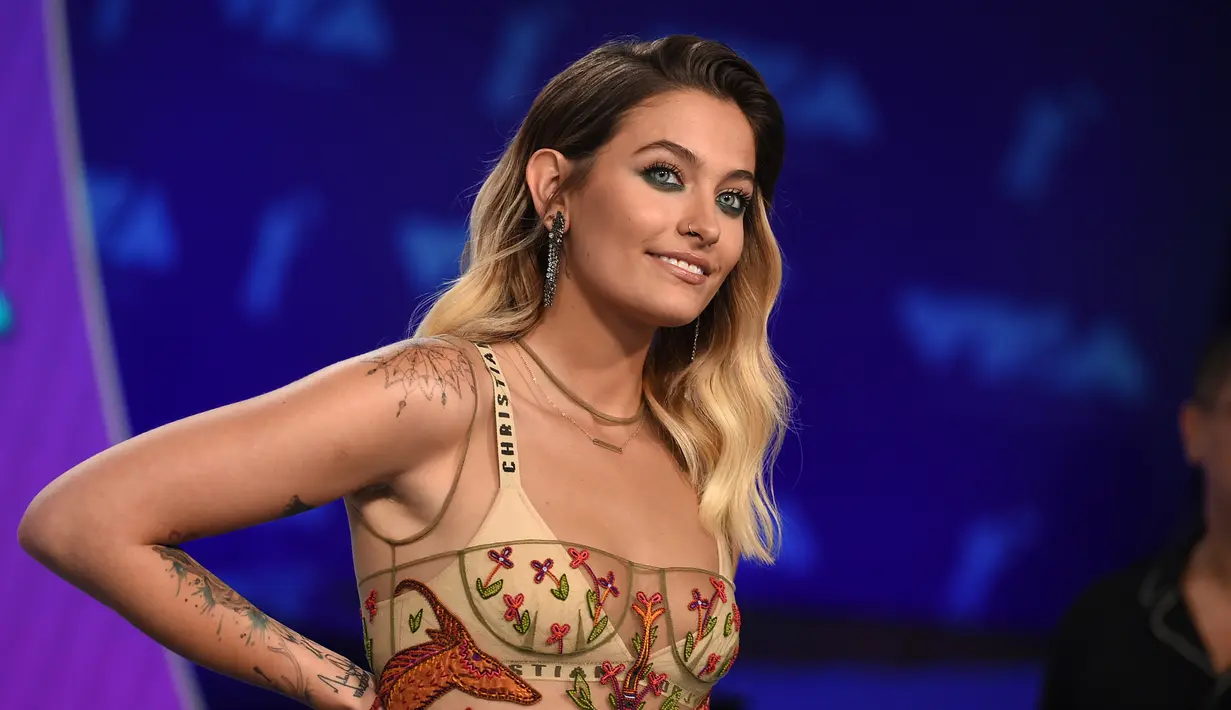 Putri mendiang Michael Jackson, Paris Jackson menghadiri MTV Video Music Awards (VMA) 2017 di Inglewood, California, Minggu (27/8). Pada salah satu foto close-up y, terlihat Paris Jackson tidak mencukur rambut-rambut ketiaknya (Jordan Strauss/Invision/AP)