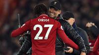 Pemain Liverpool, Divock Origi berpelukan dengan Jurgen Klopp usai pastikan kemenangan kontra Everton dalam laga lanjutan Premier League yang berlangsung di stadion Anfield, Inggris, Minggu (2/12). Liverpool menang 1-0 atas Everton. (AFP/Oli Scarff)